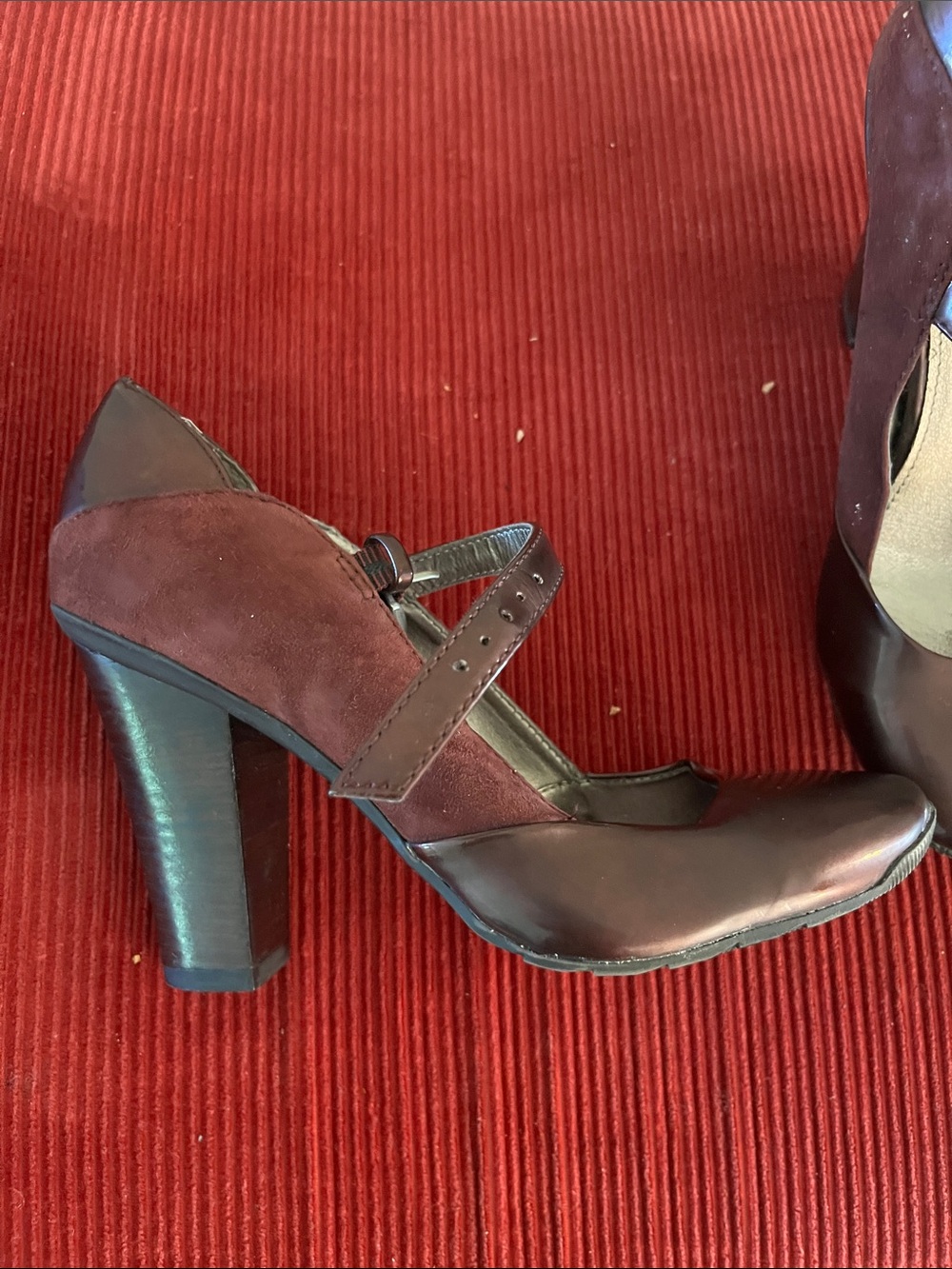 Kenneth Cole Reaction Burgundy Mary Jane Pumps- size 6 - Picture 2 of 3